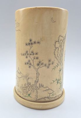 l'image d'un vase orné d'un motif