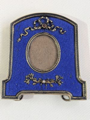 une image représentant une plaque bleue surmontée d'un cadre