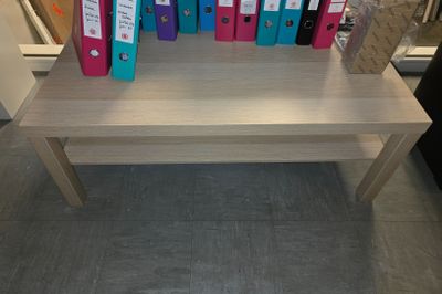 une table sur laquelle sont posés plusieurs classeurs