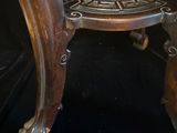 une table en bois surmontée d'une plaque métallique