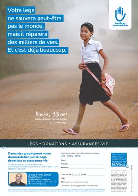 une image représentant une femme marchant sur un chemin de terre avec un sac rose