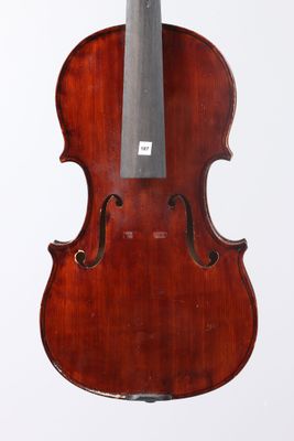 un vieux violon avec un archet accroché à son dos