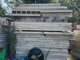 un tas de bois posé sur le sol