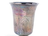 un vase en argent posé sur un socle