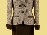 une photo d'une veste et d'une jupe pour femme sur un mannequin