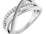 gros plan d'une bague en diamant sur fond blanc