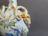 un vase sur lequel est représentée une girafe