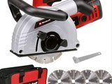 un gros plan d'une scie circulaire avec des outils sur fond blanc