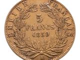 un gros plan d'une pièce de monnaie sur laquelle figure une couronne