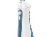 une image représentant une brosse à dents électrique blanche et bleue sur fond blanc
