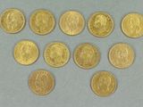 six types différents de pièces d'or sur un fond bleu