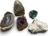 plusieurs types différents de roches et de pierres sur une surface blanche