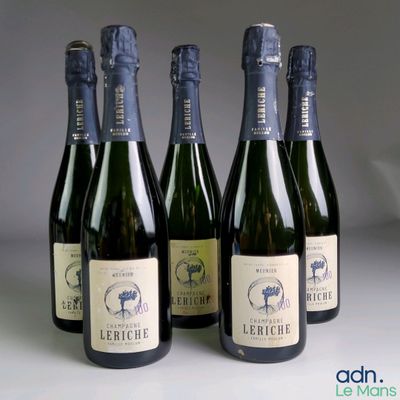 quatre bouteilles de vin sont alignées sur une table