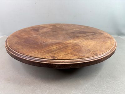 un gros plan d'une assiette en bois posée sur une table