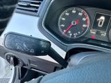 un gros plan sur le tableau de bord d'une voiture avec un compteur de vitesse