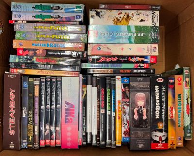 plusieurs DVD dans un coffret, empilés les uns sur les autres