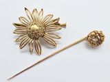 broche en forme de fleur de couleur dorée sur fond blanc