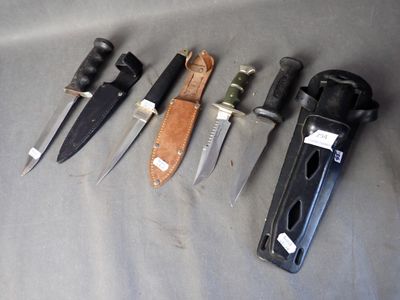 plusieurs types de couteaux sont alignés sur une table