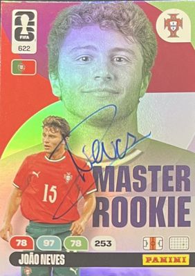 La carte de football comporte la photo d'un footballeur.