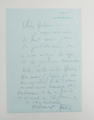 une vieille lettre manuscrite écrite par un homme tenant une tasse de café