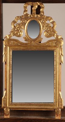 un miroir posé sur une étagère