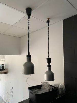 deux lampes suspendues au plafond dans une cuisine