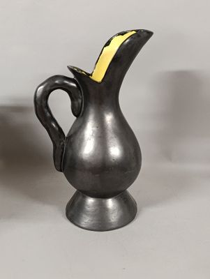 XXe. Important pichet à glaçure noire et intérieur jaune.