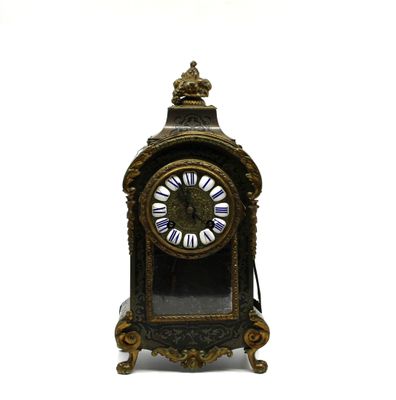 une petite horloge posée sur une table