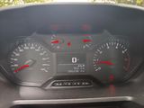 un gros plan du tableau de bord d'une voiture, avec un compteur de vitesse et des jauges
