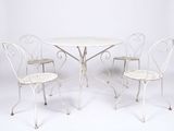 trois chaises et une table dans une pièce blanche sur fond blanc