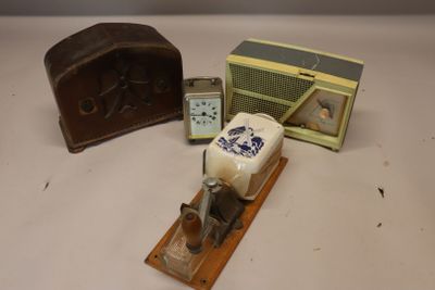 une petite horloge et une petite radio posées sur une table