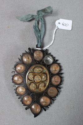 une photo d'un objet décoratif accroché au mur