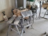 une pièce où se trouvent plusieurs chaises