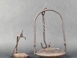 une image représentant deux objets métalliques posés sur une table