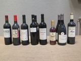 plusieurs bouteilles de vin sont alignées sur une table