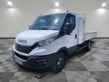 la photo d'un camion blanc garé dans une pièce