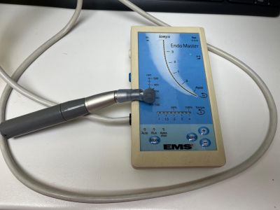 un appareil électronique relié au clavier d'un ordinateur