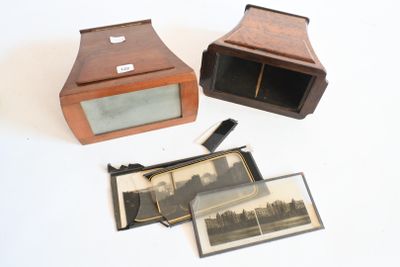 deux vieilles photos et un appareil photo posés sur une table blanche