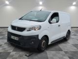 la camionnette blanche est garée dans une grande pièce au sol en damier