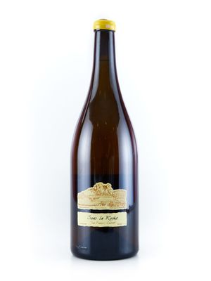 une bouteille de vin posée sur une table