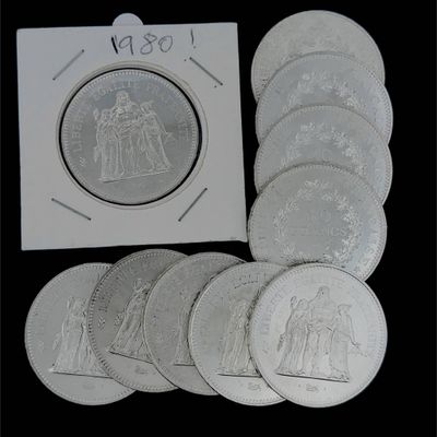 plusieurs pièces d'argent sur lesquelles figurent l'effigie d'un homme et d'une femme