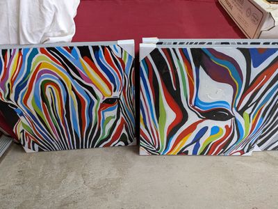 deux ordinateurs portables décorés de motifs colorés