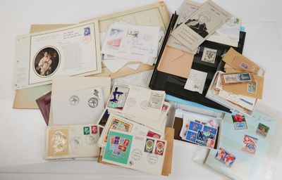 de nombreux types de timbres et d'enveloppes disposés sur une table