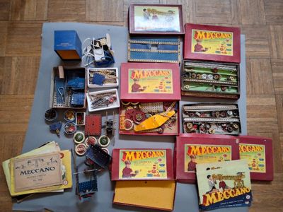 un grand nombre d'objets posés sur une table