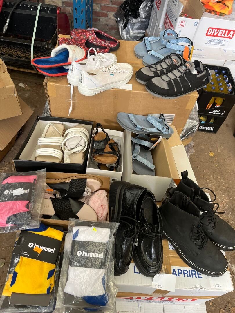 18 paires de chaussettes marque hummel , chaussures et panto…