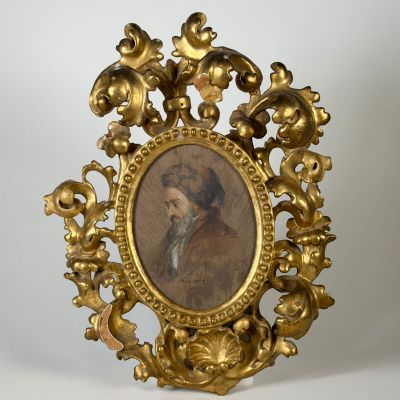 portrait d'un homme barbu dans un cadre en or