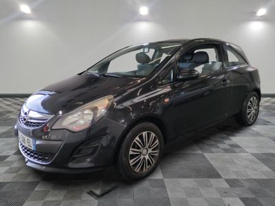 la voiture noire est garée dans le garage sur le sol en damier