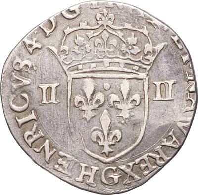 Gros plan sur une pièce d'argent ornée d'une couronne