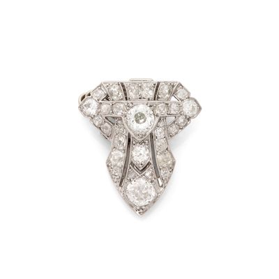une broche Art déco en forme de diamant,