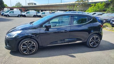 la photo d'une voiture noire garée dans un parking